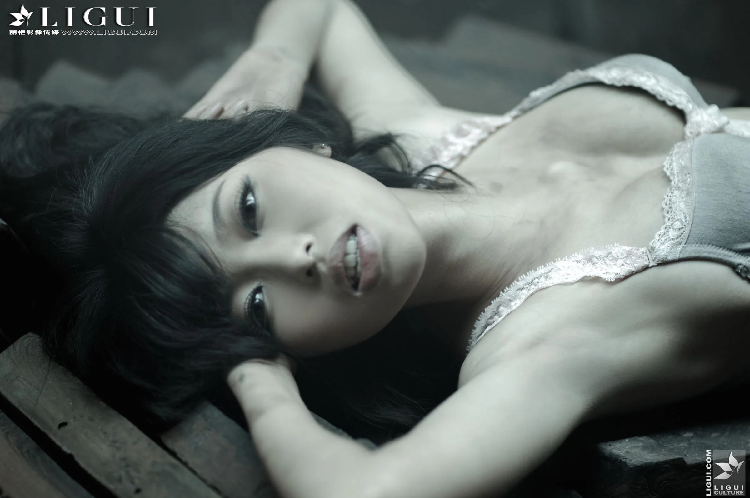 [LIGUI] Marilyn Monroe - Giày cao gót và tất lụa trong mỏ than - 6