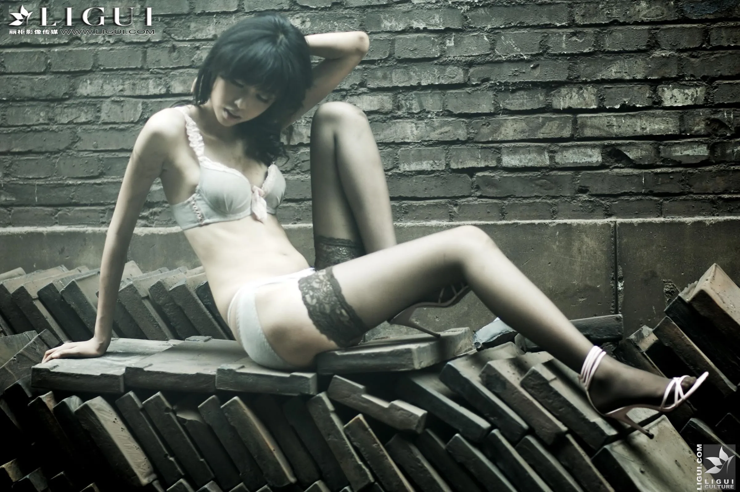 [LIGUI] Marilyn Monroe - Giày cao gót và tất lụa trong mỏ than - 3